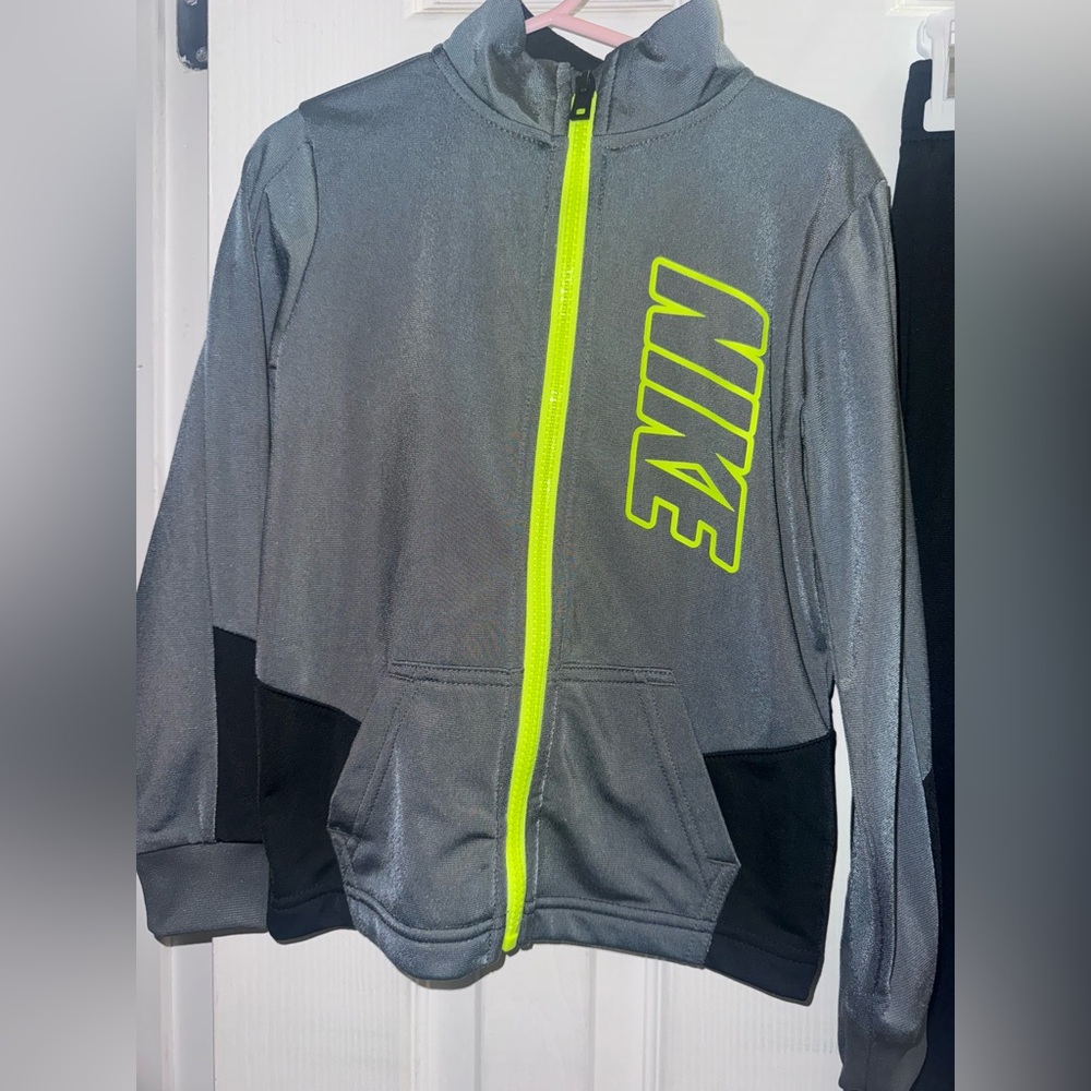 Nike Boys 2-Piece Track Set Full Zip Jacket Jogger Pants Gray Black 4T - Picture 4 of 11